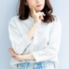 顎に手を当てる女性