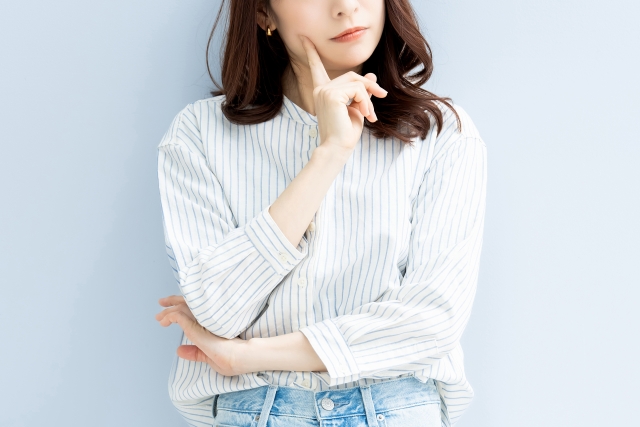 顎に手を当てる女性
